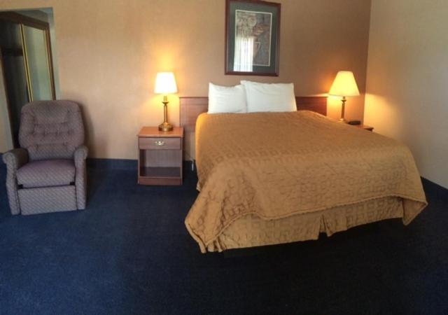 Sunflower Inn & Suites - Garden City Extérieur photo